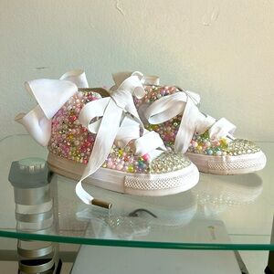 Converse Bedazzled  High Top Toddler Sneakers size 7 in great condition